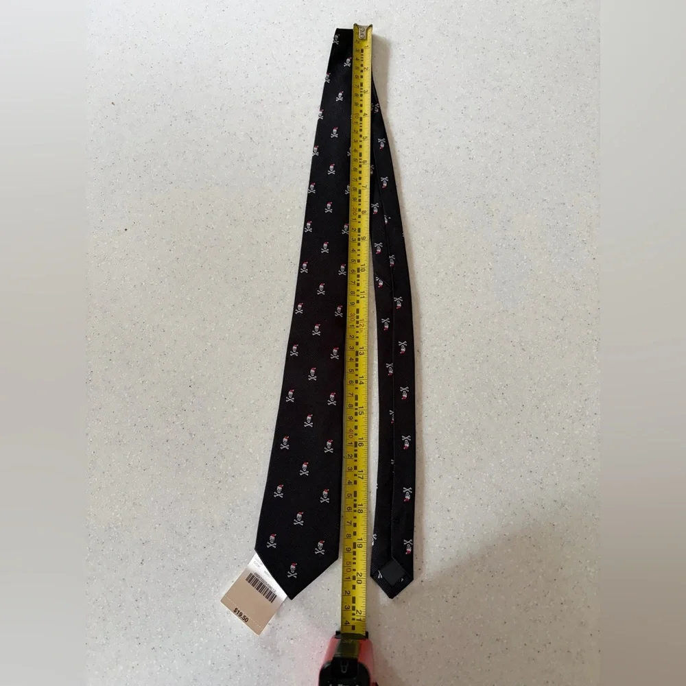 NWT Crewcuts Silk Black & Red Skull Crossbones Santa Christmas Tie. Sz. 42.